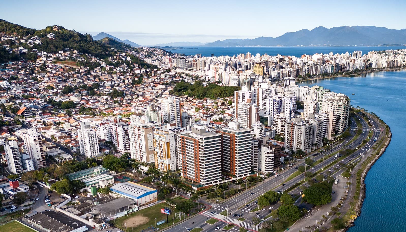 Coluna do Gadotti: índice de endividamento de Florianópolis; críticas à IA em filme da ponte; e mais