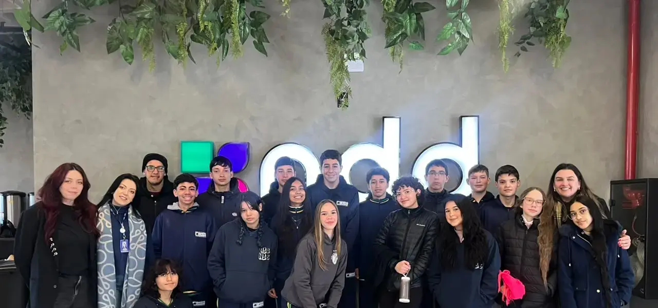 Lages: Alunos conhecem de perto o futuro do mercado de tecnologia em visita a empresa de software