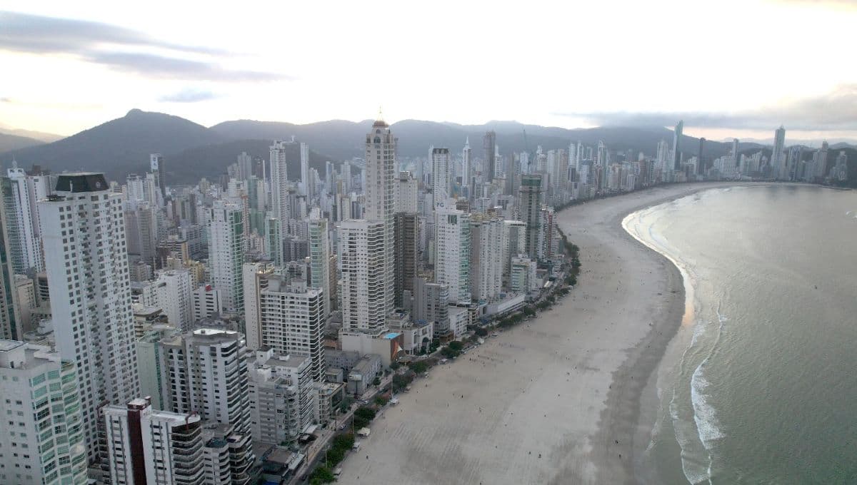 SC domina ranking: Quatro cidades catarinenses entre as 5 mais caras para imóveis no Brasil