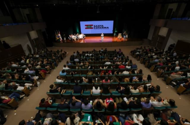 Santa Catarina empossa mais de 400 novos servidores da Educação e reforça rede estadual