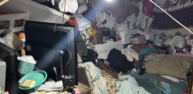 Casa com lixo acumulado até o teto passa por intervenção em Criciúma - 4oito