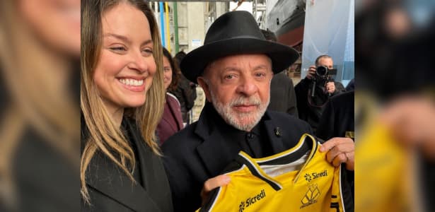 Lula recebe camiseta do Criciúma durante agenda oficial em Santa Catarina - 4oito