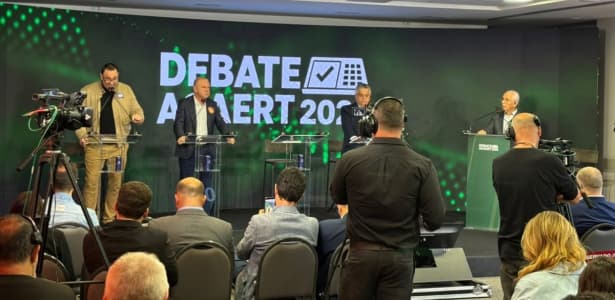 Debate em SC: Candidatos criticam 'velha política', filas de saúde e 'improvisos' na gestão estadual
