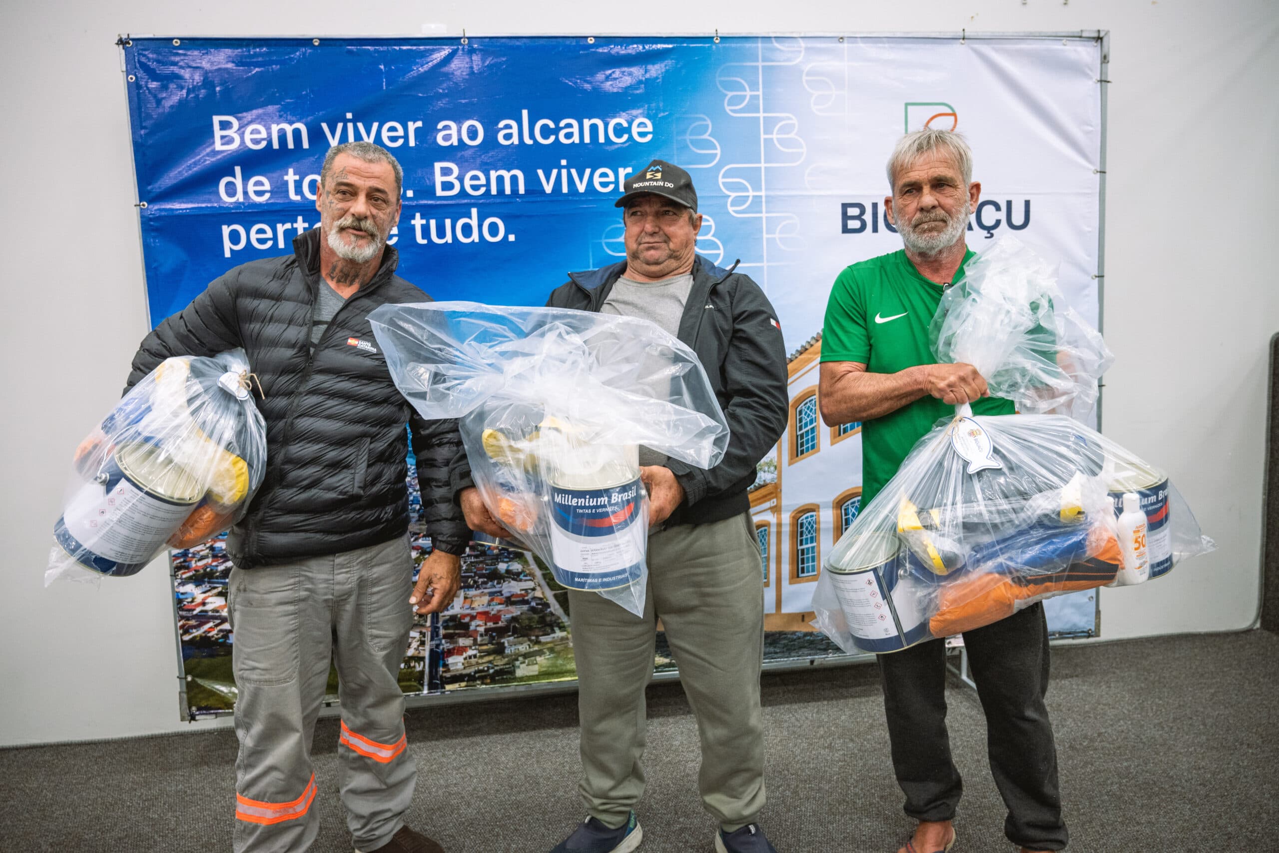 Biguaçu entrega kits de equipamentos a 100 pescadores artesanais