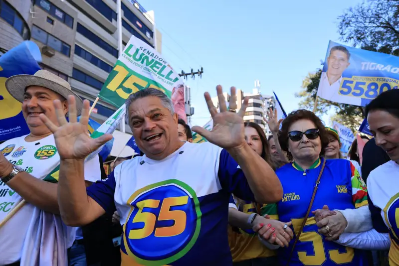João Rodrigues lança campanha em Chapecó com caminhada que reúne milhares de pessoas