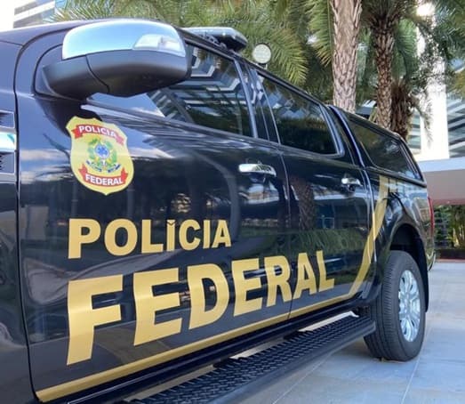 Operação da Polícia Federal contra lavagem de dinheiro bilionária atinge Brusque e prende MCs e influenciador