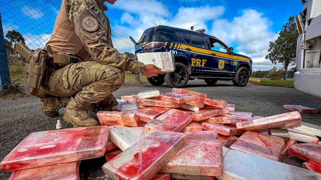 Vídeo: Carreta que seguia para Brusque é interceptada com quase 100 quilos de cocaína escondidos em compartimento secreto