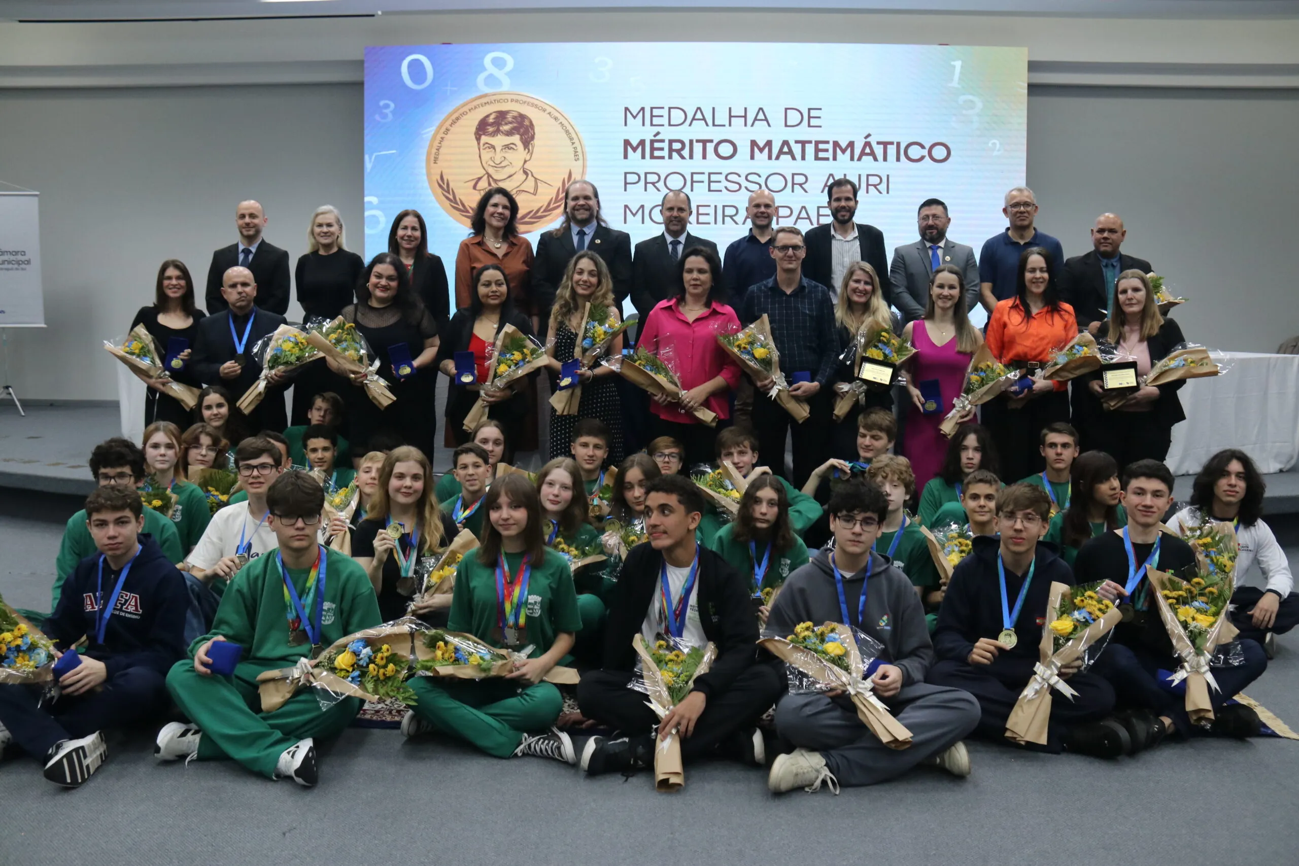 Estudantes destaques na OBMEP recebem Medalha de Mérito Matemático - Câmara de Vereadores de Jaraguá do Sul