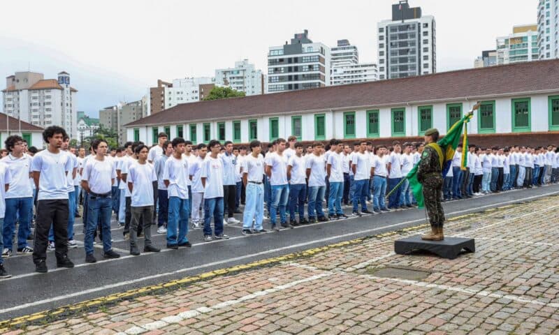 Jovens dispensados do Serviço Militar fazem Juramento à Bandeira no 62º Batalhão de Infantaria em Joinville