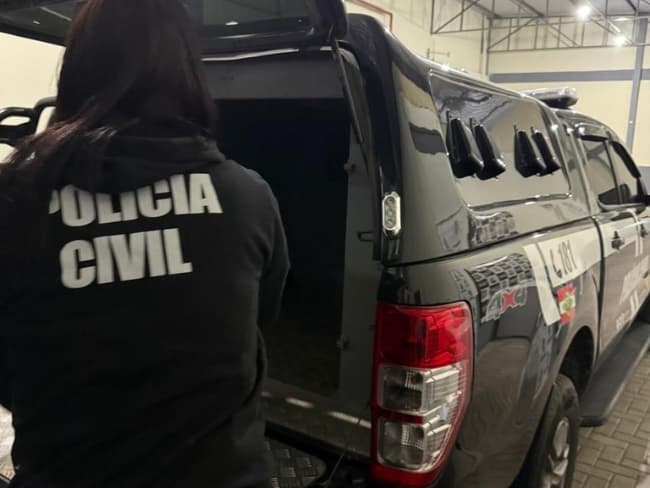 Homem é preso por tentativa de feminicídio após agredir companheira com arma branca em Gaspar