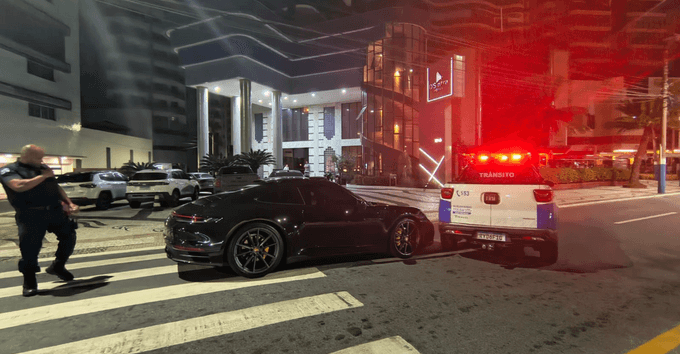 Motorista com CNH cassada é flagrado dormindo ao volante de Porsche de luxo na Av. Atlântica em Balneário Camboriú