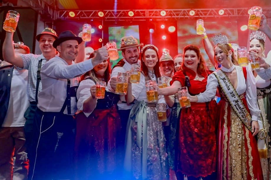 Fenarreco abre oficialmente em Brusque com sangria do barril de chope e desfile de mais de 70 grupos