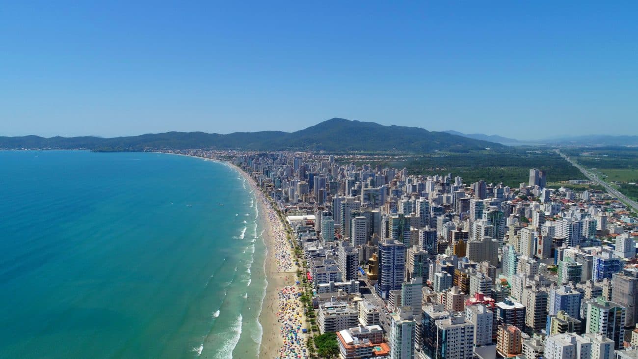 Praia de Meia Praia totalmente imprópria expõe caos na gestão e riscos à saúde em Itapema