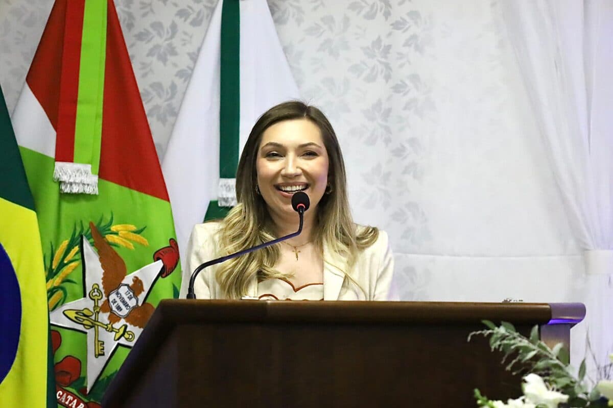 Juliana Maciel oficializa pré-candidatura a deputada estadual e renuncia à Prefeitura de Canoinhas