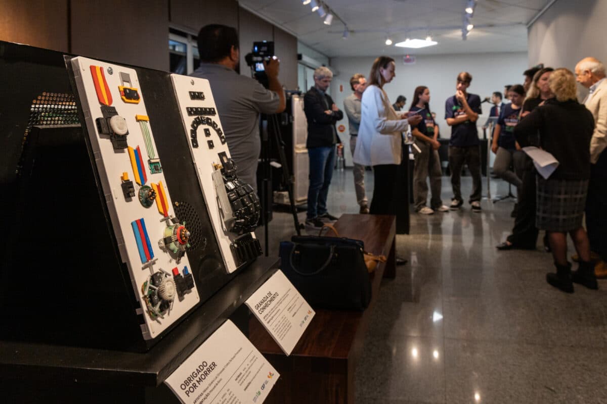 Alunos de Criciúma transformam lixo eletrônico em arte na Alesc - primeira página sc
