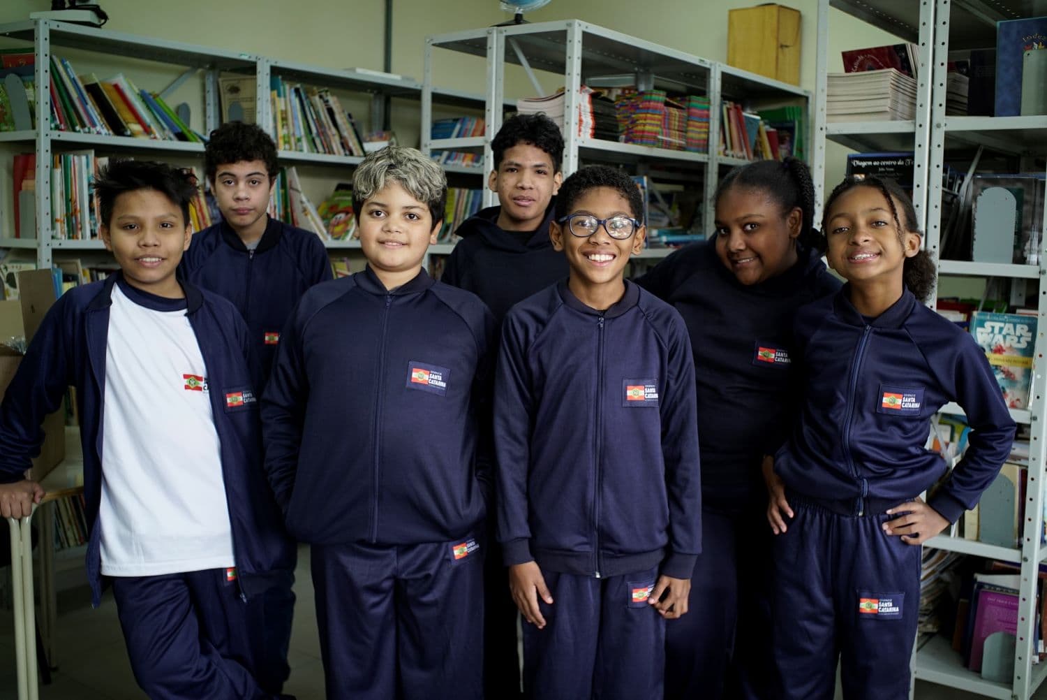 Governo de Santa Catarina entrega uniformes de inverno aos estudantes da rede estadual - Secretaria de Estado da Educação